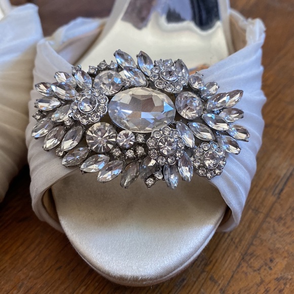 White peep toe Badgley Mischka heels with stunning embellishment - Picture 3 of 9